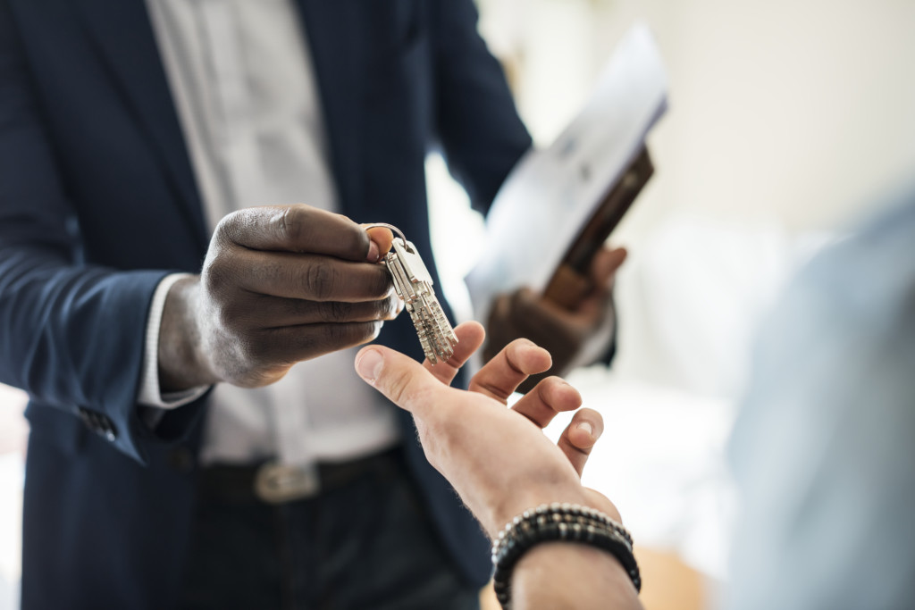 un homme les clés d'un bien immobilier