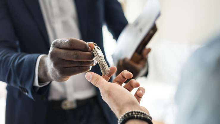 un homme les clés d'un bien immobilier